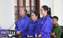 Mẹ và con gái cùng vào tù vì buôn ma túy