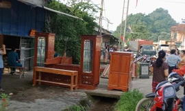 Xuất hiện 'hố tử thần' sâu 6m ngay trong nhà, người dân hoảng hốt tháo chạy 