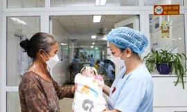 Cứu sống bé gái sinh non 25 tuần chỉ nặng 700gram