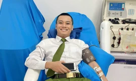 Hai cán bộ công an hiến máu cứu bé sơ sinh bị giảm tiểu cầu