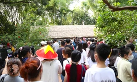 Hàng vạn người về quê Bác trong ngày giải phóng miền Nam, thống nhất đất nước