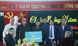  Ngân hàng BIDV và Báo Tiền Phong tặng quà Tết cho các thương, bệnh binh nặng ở Nghệ An