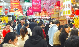 Đi sắm Tết: Siêu thị đông nghịt, chợ truyền thống vắng hoe 