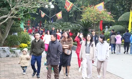 Nô nức du xuân tại ngôi đền trên ngọn núi thiêng xứ Nghệ