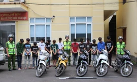 Bắt nhóm thanh thiếu niên mang dao kiếm rượt đuổi, đánh nhau