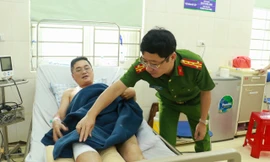 Thăm hỏi, động viên cán bộ CSGT bị thương khi làm nhiệm vụ
