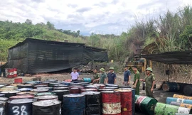 Phát hiện lò 'tái chế' dầu nhớt khủng trong khu mỏ bỏ hoang ở Nghệ An