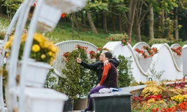 Dân mạng 'tan chảy' trước khoảnh khắc ngọt ngào của cặp vợ chồng già