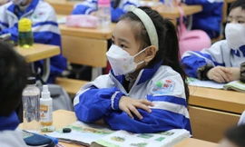 Học sinh thành phố Vinh háo hức trong ngày đầu trở lại trường 