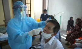 Lấy mẫu xét nghiệm cho người dân ở phường Hà Huy Tập, TP Vinh.