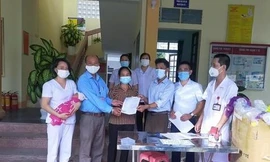 Bé sơ sinh bị bỏ rơi trong thùng carton ở Nghệ An đã được nhận nuôi