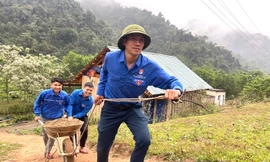 Vượt núi chuyển vật liệu, san nền dựng nhà giúp người nghèo