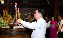 Trưởng ban Tuyên giáo Trung ương dâng hương báo công tại quê Bác
