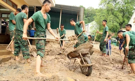 Cán bộ, chiến sĩ Sư đoàn 324 dọn bùn đất, khắc phục nhà văn hóa cộng đồng sau trận lũ quét lịch sử