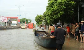Dùng thuyền di chuyển trên... quốc lộ 1A đoạn qua Nghệ An