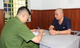 Đặt mua giấy tờ xe giả trên mạng để mang ô tô đã 'cắm' ngân hàng đi cầm đồ