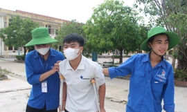 Thí sinh bị gãy chân, chống nạng đi thi tốt nghiệp THPT