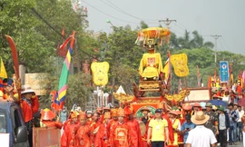 Lễ rước thần tại lễ hội 10 năm tổ chức một lần