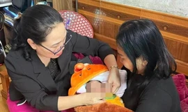Nghe tiếng khóc, phát hiện bé sơ sinh bị bỏ rơi trong làn nhựa