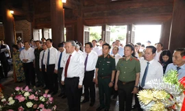 Tổng Bí thư Tô Lâm dâng hương tưởng niệm Chủ tịch Hồ Chí Minh 