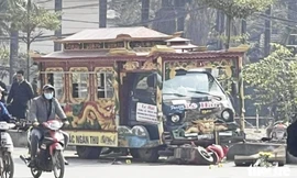 Xe tang tông đám đông dừng đèn đỏ, 3 người thương vong