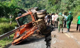 Mặt đường quốc lộ 7 qua Nghệ An bất ngờ nứt toác 