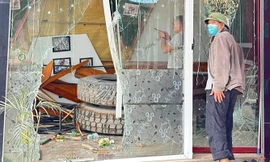 Xe tải đang chạy bất ngờ rơi bánh, lao thẳng vào quán nước bên đường