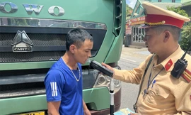 Nhiều xe đầu kéo chở quặng từ Lào về Việt Nam bị xử phạt