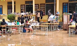 Bộ đội, giáo viên tất bật dọn dẹp trường học sau lũ
