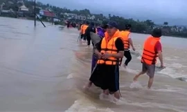 Đi khám bệnh trở về, hai vợ chồng bị nước lũ cuốn trôi