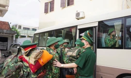 Nghệ An tăng cường 66 quân nhân lên tuyến đầu chống dịch COVID-19