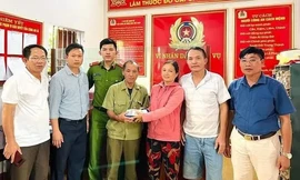 Đôi vợ chồng trả lại bọc tiền 200 triệu đồng cho người đánh rơi