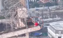 Thiếu tá công an kể lại phút thót tim giải cứu cô gái cầm dao lên nóc chung cư 25 tầng tự tử