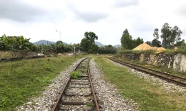 Bé gái 14 tuổi bị tàu hỏa húc văng