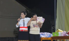 Người phụ nữ Thái xúc động nhận nhẫn cưới của chồng nhân ngày 20/10