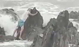 Mải chụp ảnh, du khách bị sóng biển quật ngã, cuốn trôi