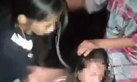 Xôn xao clip nhóm nữ sinh tát liên tiếp vào mặt, dẫm lên người bạn