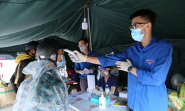 Chàng trai 17 tuổi năng nổ trực chốt, tiếp sức người về quê