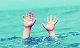 Rơi xuống mương trước nhà, bé 2 tuổi đuối nước tử vong