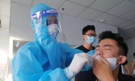 TP Vinh: Mặc nắng như đổ lửa, y bác sĩ miệt mài lấy mẫu xét nghiệm 'tìm' COVID-19