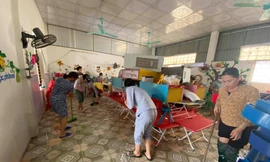 Giáo viên, bộ đội tất bật dọn trường lớp sau lũ chờ đón học sinh