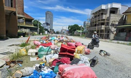 Rác thải ngổn ngang, tràn ra lòng đường trung tâm thành phố ở Nghệ An