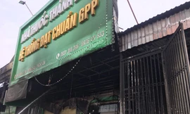 Tia lửa hàn thiêu rụi ki ốt bán thuốc ngay giữa chợ