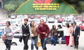 Du xuân tại ngôi đền thiêng trên đỉnh núi Quyết