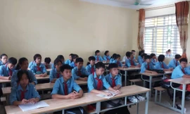 Hơn 200 học sinh đã đến lớp sau phản đối sáp nhập trường