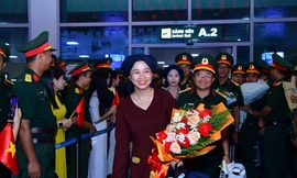 Lực lượng diễu binh, diễu hành trở về trong vòng tay đồng đội và người thân