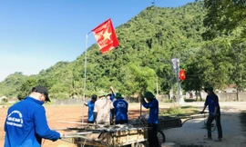 Thanh niên tình nguyện làm đường cờ, sửa chữa điện cho bà con bản làng 