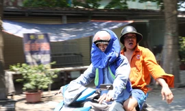 Người dân gồng mình giữa ‘chảo lửa’ bỏng rát 42 độ C