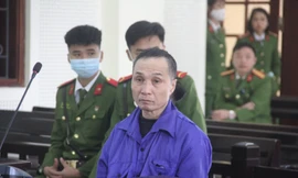 Dùng súng tự chế bắn vợ tử vong, người chồng bật khóc tại tòa