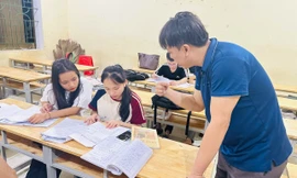 Phòng học sáng đèn, giáo viên sát cánh cùng trò nghèo vượt vũ môn